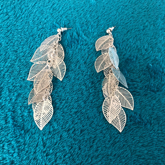 New York & Company Jewelry - Dangling Silver Leaf Studded Earnings - Fall 🍂